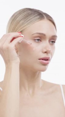 Yüzüne serumu nazikçe uygula