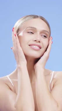 Yüzüne hafifçe gülümseyen bir kadın