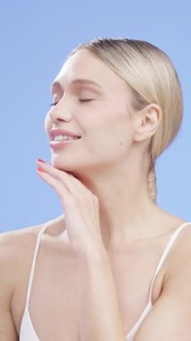 Gülümseyen kadın çenesinin dokunmadan