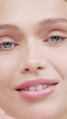 Gülümseyen kadının yüzüne yakın çekim