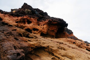 Yüzeyi ve renkleri dokulu kayalık uçurum