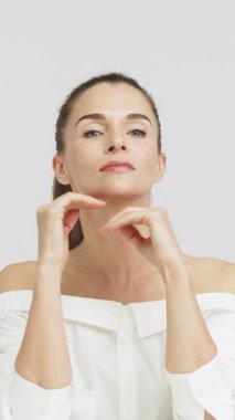 Elleri çenesine yakın poz veren kadın