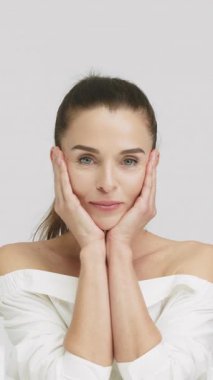 Kadın yüzünü hafifçe dokunarak