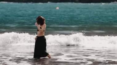 Sahilde yürüyen bir kadın