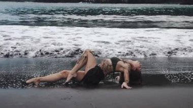 Islak kumsalda poz veren kadın