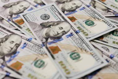 Yüzeyde 100 dolarlık banknotlar.