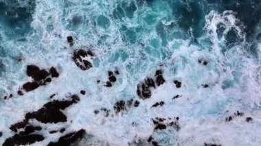 Dalgalar çökmesini üzerinde kayalık sahil