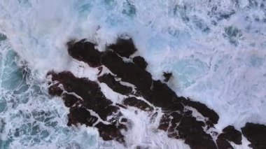 Kayalık sahil karşı çökmesini dalgalar