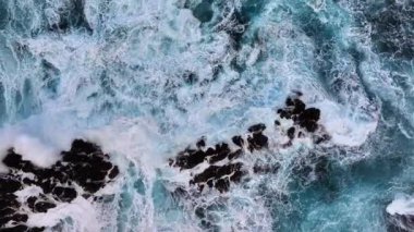 Kayalık sahil karşı çökmesini dalgalar