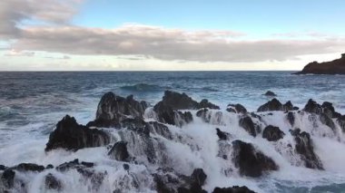 Dalgalar çökmesini üzerinde kayalık sahil şeridi