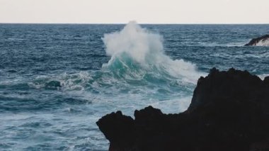 Kıyı şeridine çarpan dalgalar