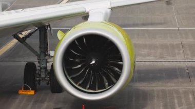 Uçak motorunun türbininin yakın görüntüsü