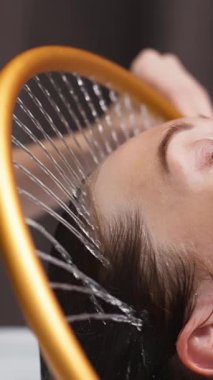 Saç tedavisiyle rahatlayan kadına yakın dur.