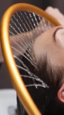 Saç yıkama işlemini suyla kapat