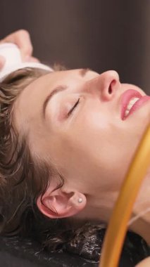 Kadın spa 'da yüz bakımı yaptırıyor.