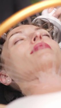 Kadın spa 'da yüz bakımı sırasında dinleniyor.