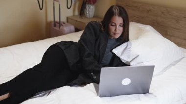 Dizüstü bilgisayarda çalışan bir kadın.