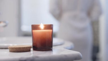 Mermer masaya konmuş bir mum.