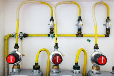 Sarı boru ve valfli sanayi gaz sayaçları, geniş kopya alanı olan çağdaş bir ortamda hizmet sistemlerinin bağlantılarını ve işlevselliğini vurguluyor