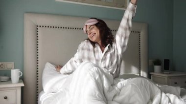 Kadın sabah güneşinde mutlu bir şekilde uzanıyor.