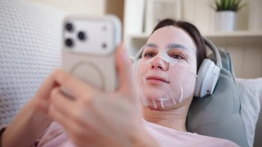 Smartphone 'a bakarken Sayfa Yüzlü Maske Giyen Kadın' ın Yakın Çekimi