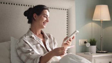 Hamilelik testi yapan kadın sonuç gösteriyor.