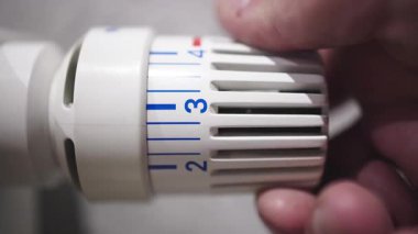 Eldeki ısı kontrolünü ayarlayan kişi