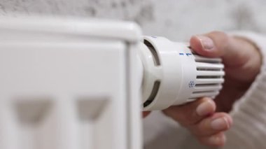 İçerideki ısıtıcı kapakçığı ayarlayan kişi.