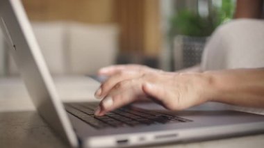 Kredi kartıyla dizüstü bilgisayar kullanan kişi.