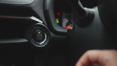 Araç Motoru Çalıştır / Durdur düğmesine torpido gözünde yaklaş