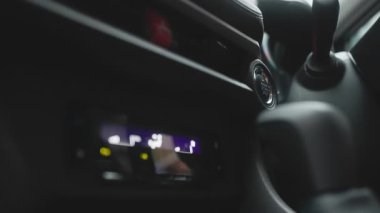 Araç Motoru Çalıştır / Durdur düğmesine torpido gözünde yaklaş