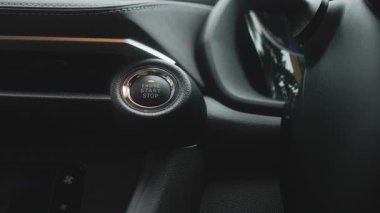 Araç Motoru Çalıştır / Durdur düğmesine torpido gözünde yaklaş