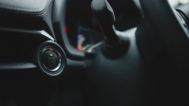 Araç Motoru Çalıştır / Durdur düğmesine torpido gözünde yaklaş