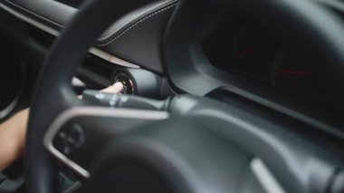 Araç Motoru Çalıştır / Durdur düğmesine torpido gözünde yaklaş