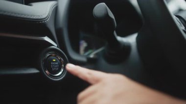 Araç Motoru Çalıştır / Durdur düğmesine torpido gözünde yaklaş