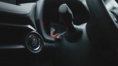 Araç Motoru Çalıştır / Durdur düğmesine torpido gözünde yaklaş