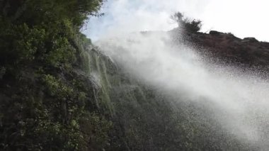 Şelale kayalık kayalıklardan aşağı dökülüyor..