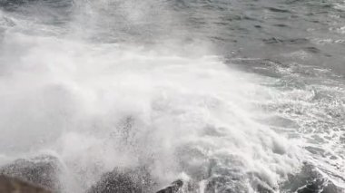 Kıyı şeridine su sıçrıyor..