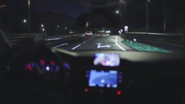 Modern bir araç uzun ve yapay bir yol tünelinden geçiyor..