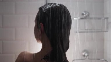 Kadın duşu, ferahlatıcı bir banyo deneyimi ve sakin bir ortamda kendine bakımı vurguluyor.