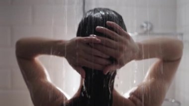 Kadın duşu, ferahlatıcı bir banyo deneyimi ve sakin bir ortamda kendine bakımı vurguluyor.