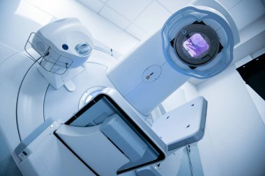 Onkoloji tedavisi için gelişmiş doğrusal hızlandırıcı, klinik bir ortamda son teknolojinin altını çizmek, kanser terapisinde hassasiyet ve etkinlik için tasarlanmış