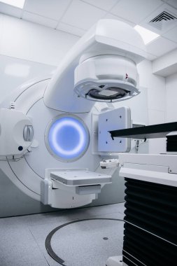 Onkoloji için gelişmiş doğrusal hızlandırıcı, parlak bir tıbbi ortamda modern tasarım ve teknolojinin sergilenmesi, kanser tedavisinde hassasiyet ve yeniliğin vurgulanması