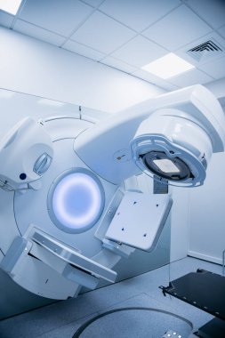 Onkoloji tedavisi için modern doğrusal hızlandırıcı, klinik ortamda gelişmiş teknoloji ve ekipmanlara sahip, hasta bakımını ve terapideki hassasiyeti vurgulayan