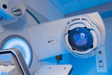 Onkoloji için gelişmiş doğrusal hızlandırıcı, yenilikçi teknolojinin sergilenmesi ve çevre ışıklandırması ile çağdaş bir tıbbi ortamda yer alan parlak bir tasarım