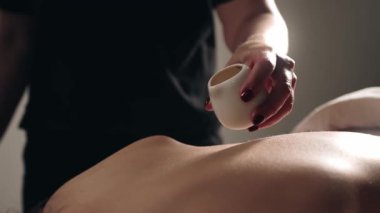 Kapalı alanda masaj yapan kişi.