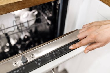 Çağdaş bulaşık makinesi, el ayarlama ayarları, kullanıcı dostu tasarım ve modern mutfak verimliliğini vurgulayan parlak bir kontrol paneline sahiptir.