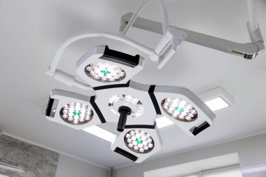 Çok sayıda LED ışığı bulunan gelişmiş cerrahi ışıklandırma sistemi, tıbbi prosedürler için parlak bir aydınlatma, klinik bir ortamda görüş ve hassasiyeti artırma