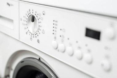 Çamaşır makinesinin kontrol panelinin ayrıntılı yakın çekimi, ayarlar ve düğmeler vurgulanması, etkin çamaşır görevleri için modern tasarım ve işlevselliğin vurgulanması