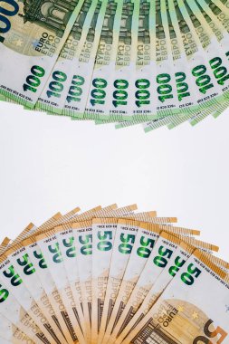 Avro banknotlarının toplanması, 100 ve 50 banknotun yer aldığı hayran şeklinde düzenlendi, canlı renkleri ve ayrıntılı tasarımları, finansal bolluğu sembolize ediyor